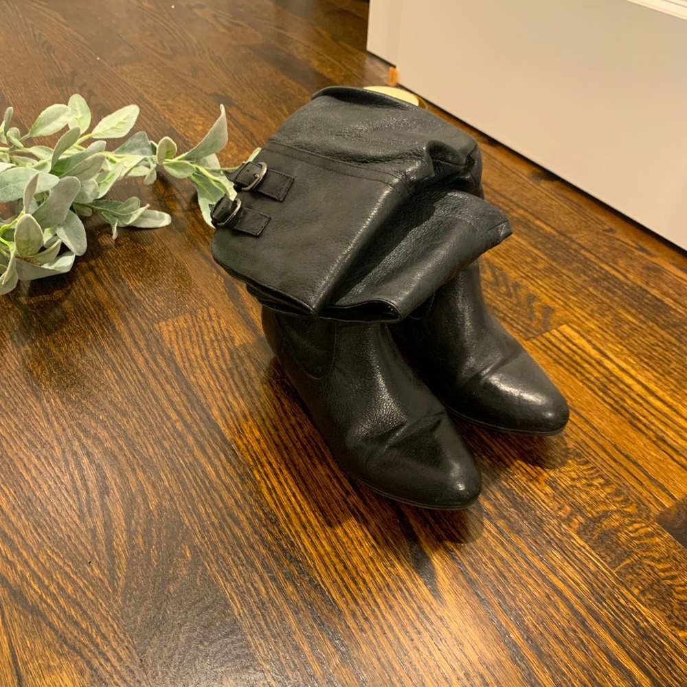 Black fall boots. Buckles on the side.
